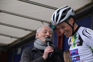 Michel Coquard au micro avec Sylvain Chavanel à Douces 2020
