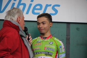 Stéphane Cuvelier ( La Roche sur Yon Vendée Cyclisme) au micro de Michel Coquard à Maulévrier 2,3+J
